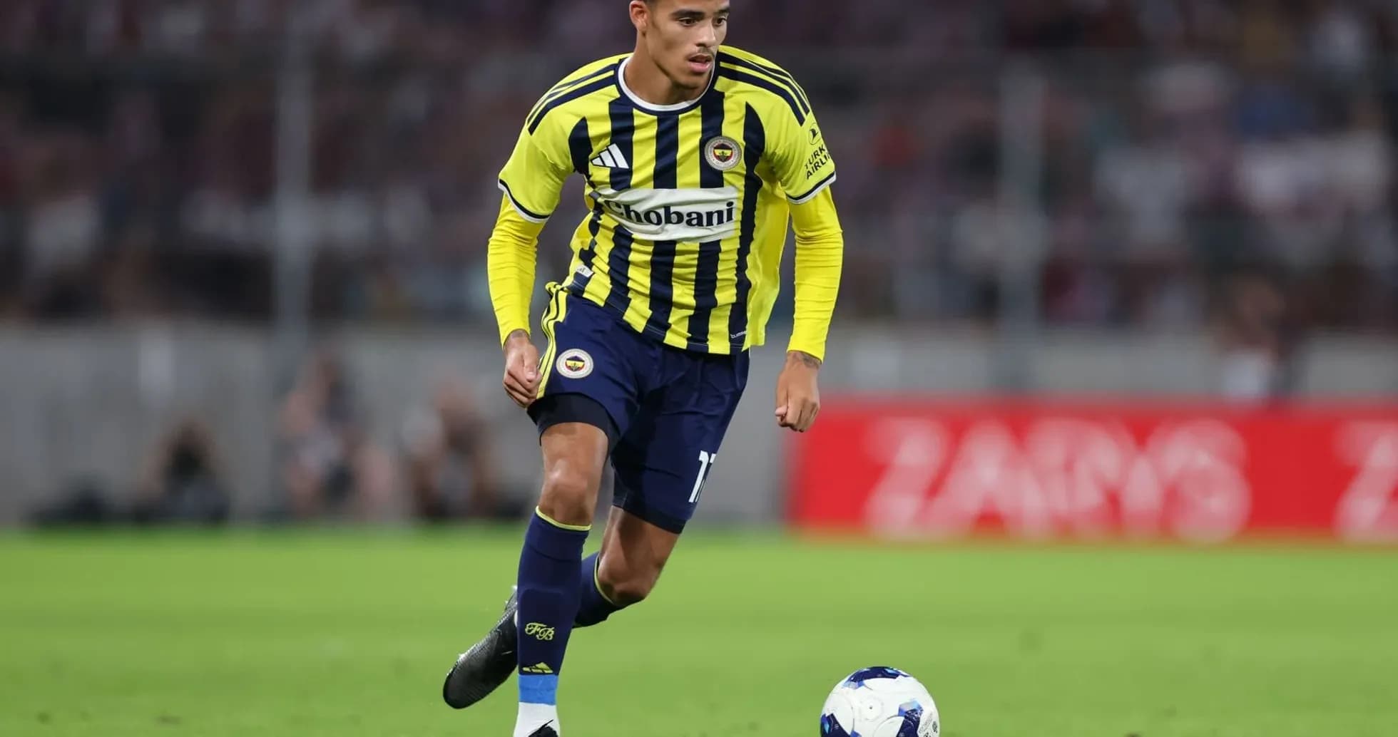 Fenerbahçe oyunçusu topu idarə edir
