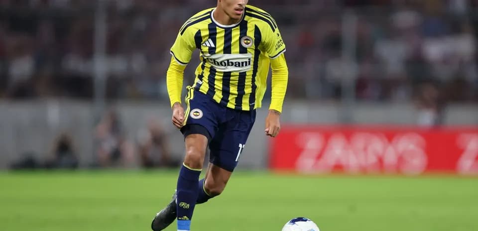 Fenerbahçe oyunçusu topu idarə edir