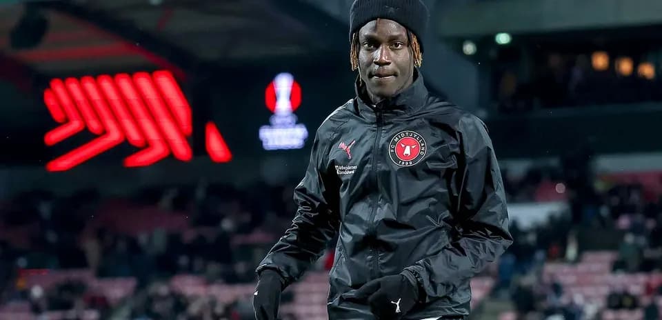 Futbolçu FC Midtjylland geyimində stadionda yürüyür