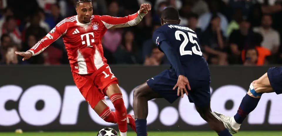 Bayern Münich oyunçusu topa hücum edir