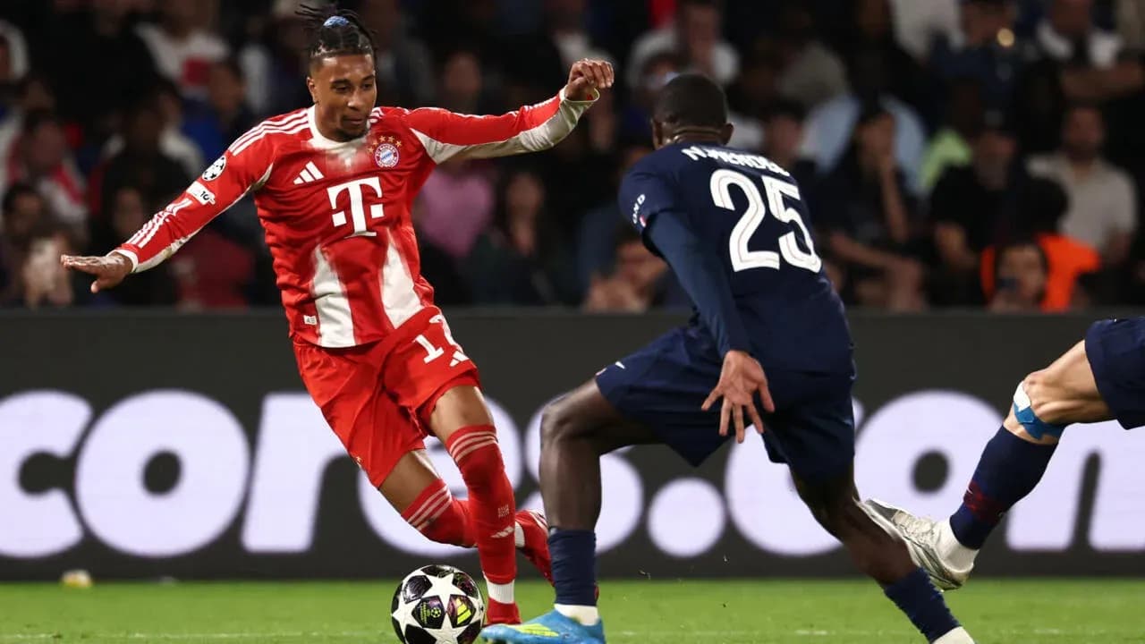 Bayern Münich oyunçusu topa hücum edir