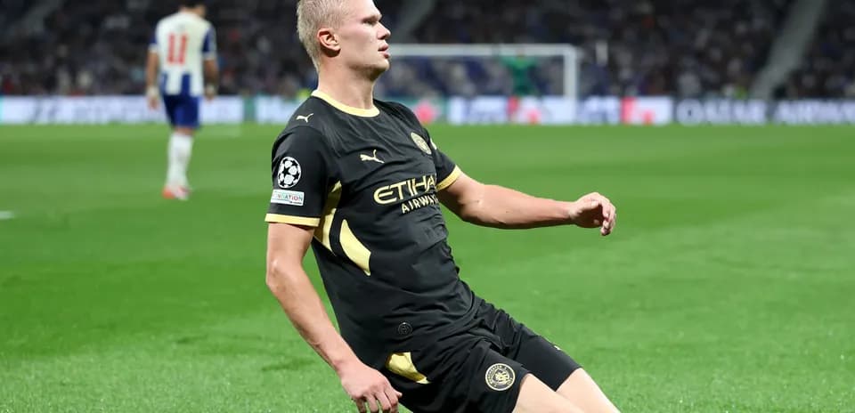 Futbolçu diz üstə oturmuş vəziyyətdə