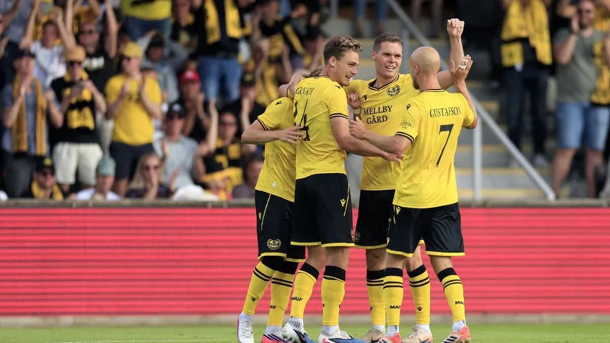Mjallby AIF futbolçuları sevinir