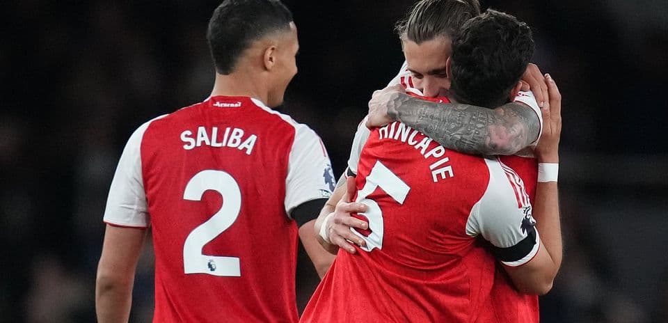 Arsenal oyunçuları bir-birini qucaqlayır