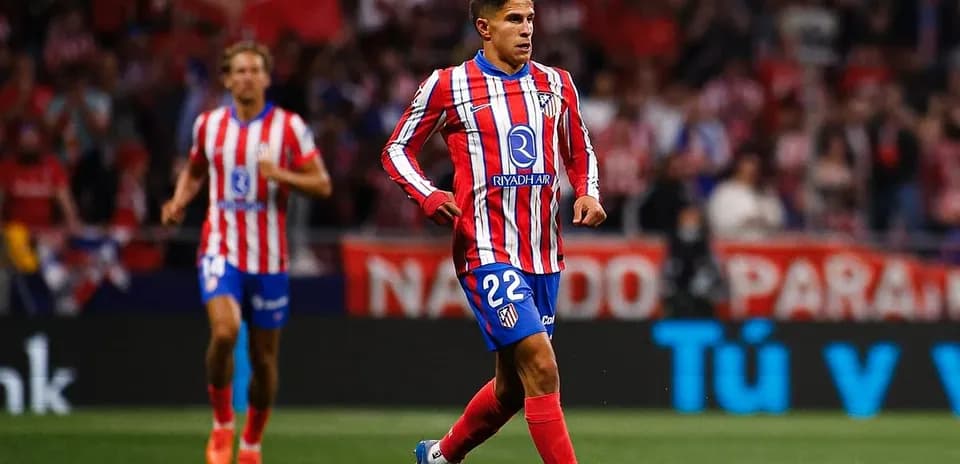 Atletiko Madrid oyunçusu topu idarə edir