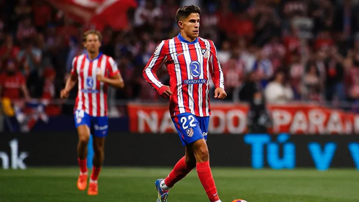 Atletiko Madrid oyunçusu topu idarə edir