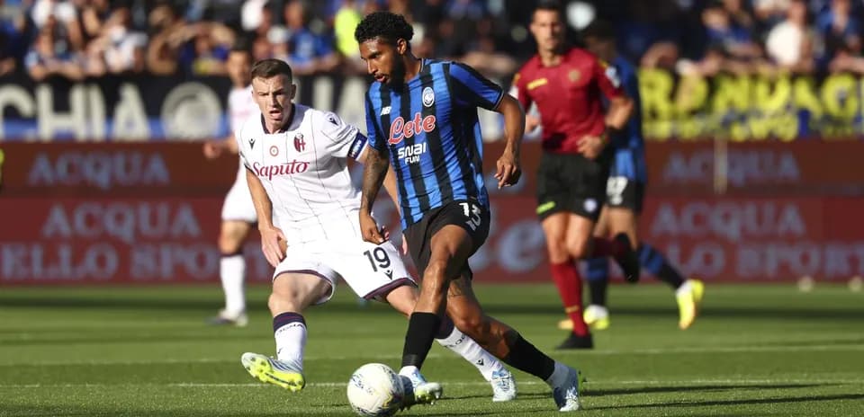 Atalanta və Bologna oyunçuları top üçün mübarizə aparır