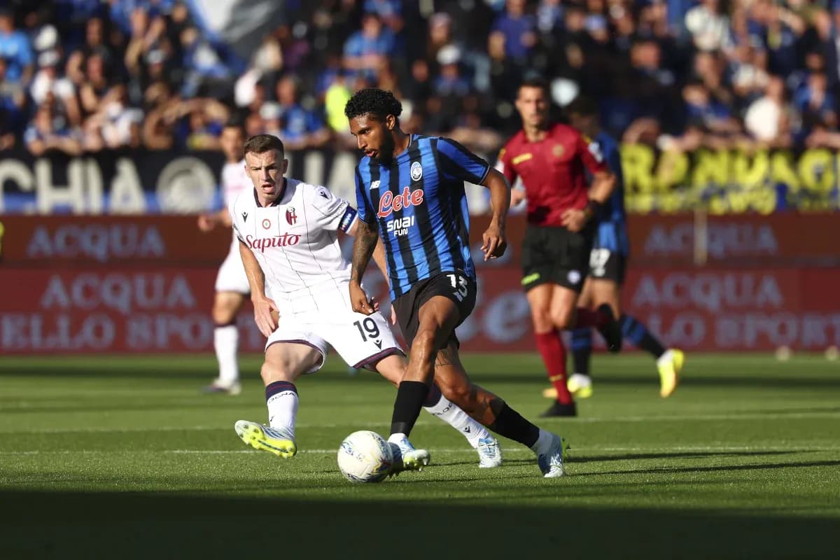 Atalanta və Bologna oyunçuları top üçün mübarizə aparır