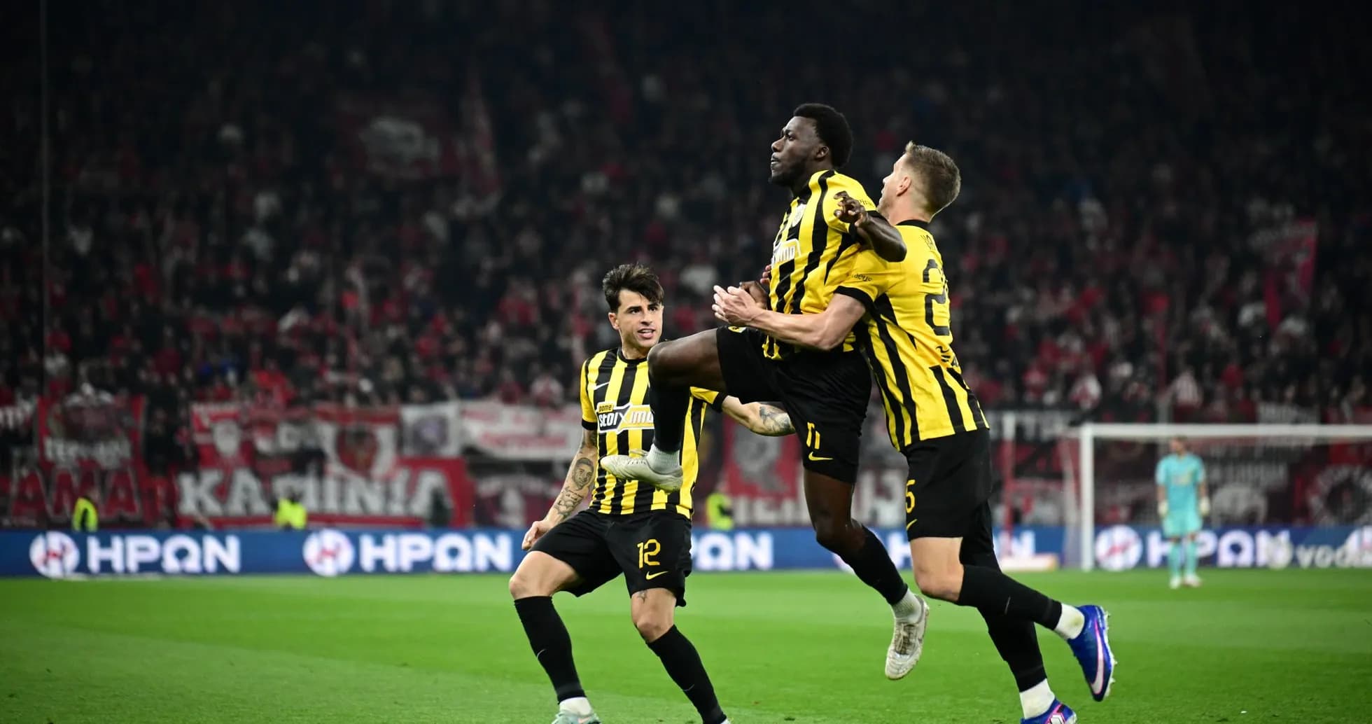 AEK Athens futbolçuları sevinir