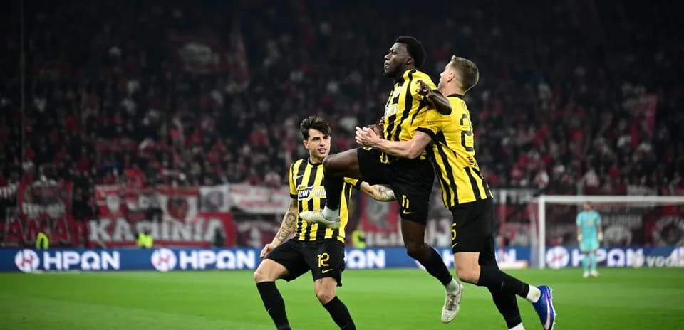 AEK Athens futbolçuları sevinir