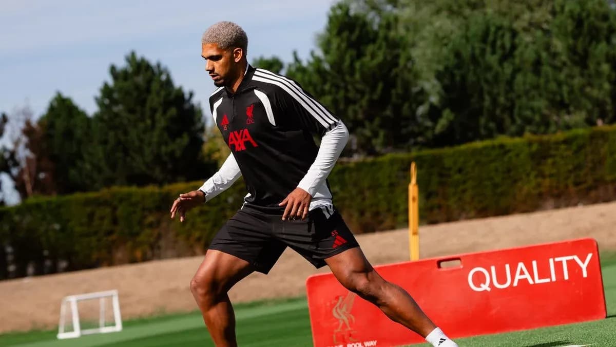 Oyunçu məşq zamanı hərəkət edir, Liverpool forması geyinib