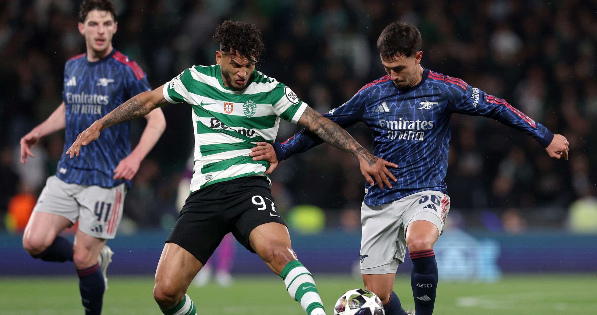 Sporting CP və Arsenal oyunçuları top üçün mübarizə aparır
