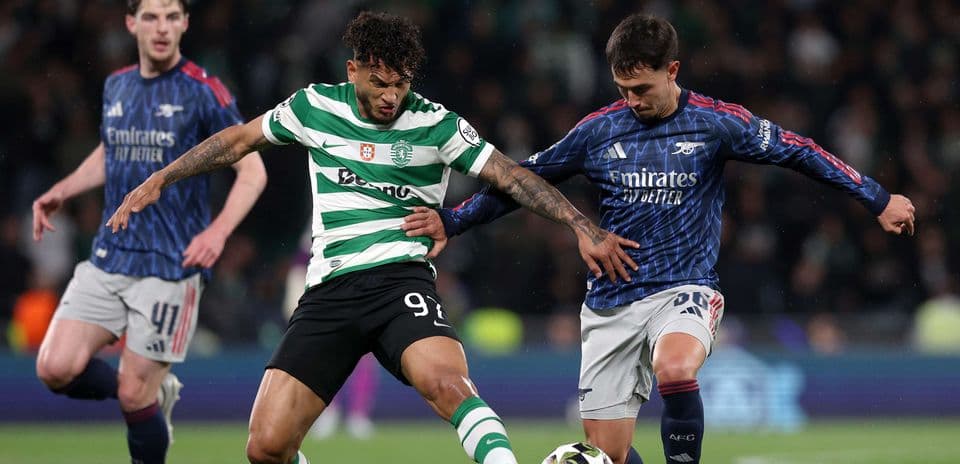 Sporting CP və Arsenal oyunçuları top üçün mübarizə aparır