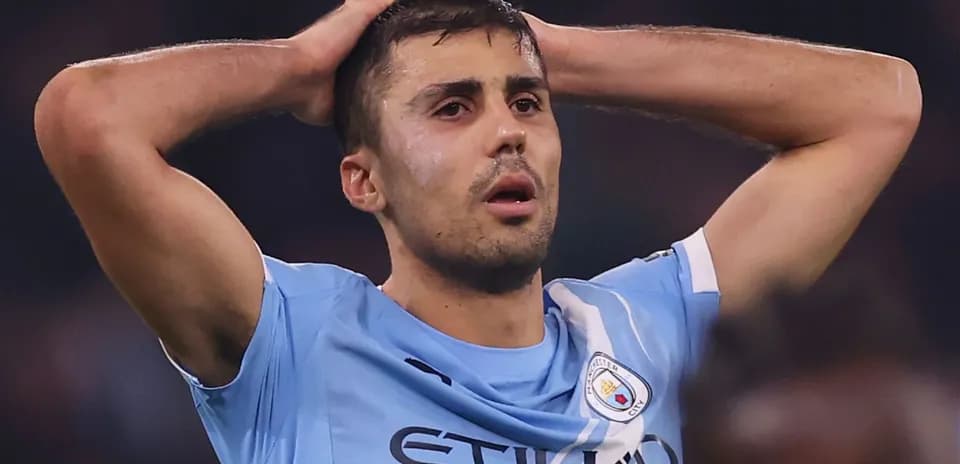 Futbolçu əlini başının üstündə tutaraq düşünür
