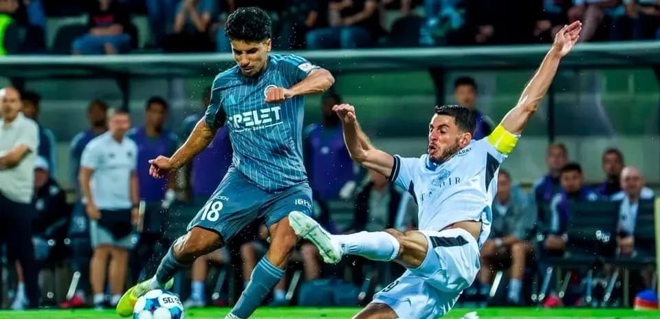 Slovan Bratislava futbolçusu topu ələ keçirir