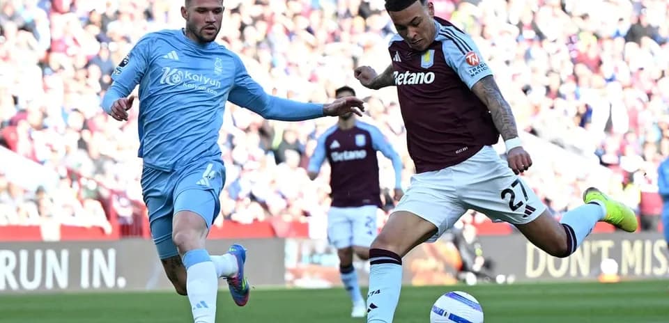Nottingham Forest və Aston Villa oyunçuları topu mübarizə aparır