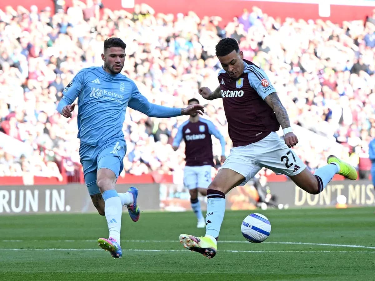 Nottingham Forest və Aston Villa oyunçuları topu mübarizə aparır