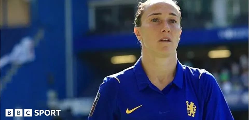 Futbolçu Chelsea formanı geyinib, stadionda durur