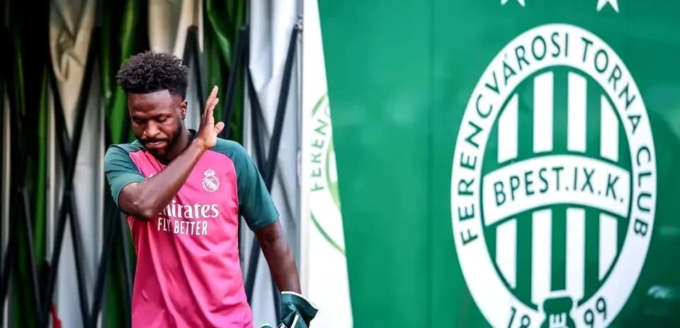 Futbolçu Ferencváros stadionuna daxil olur