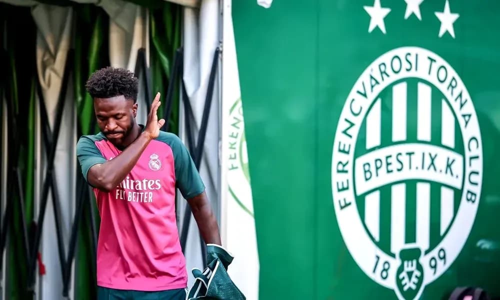 Futbolçu Ferencváros stadionuna daxil olur