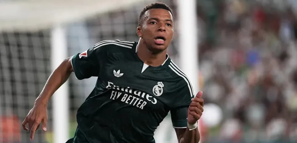 Futbolçu qolu qeyd edir, Real Madrid formasında