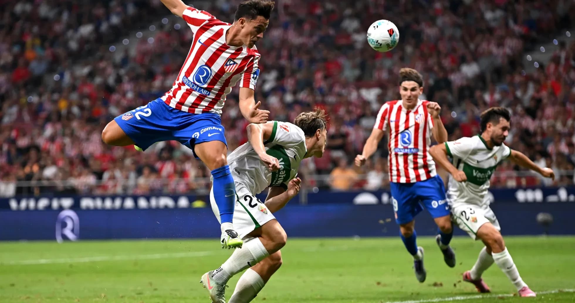 Elçenin futbolçusu Atleticonun üzərinə atılır