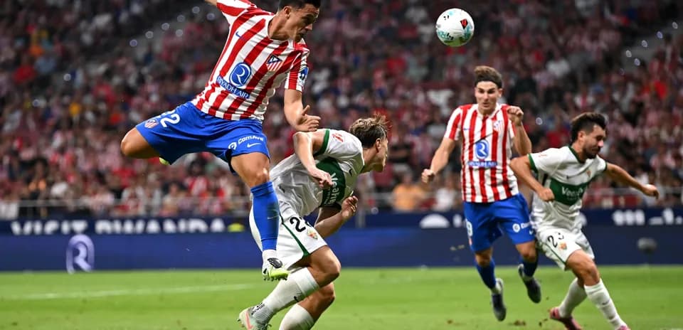 Elçenin futbolçusu Atleticonun üzərinə atılır