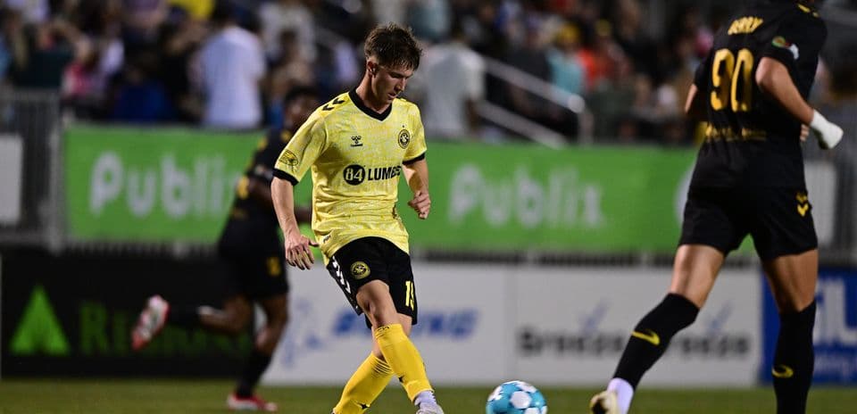 Charleston Battery oyunçusu topa vurur