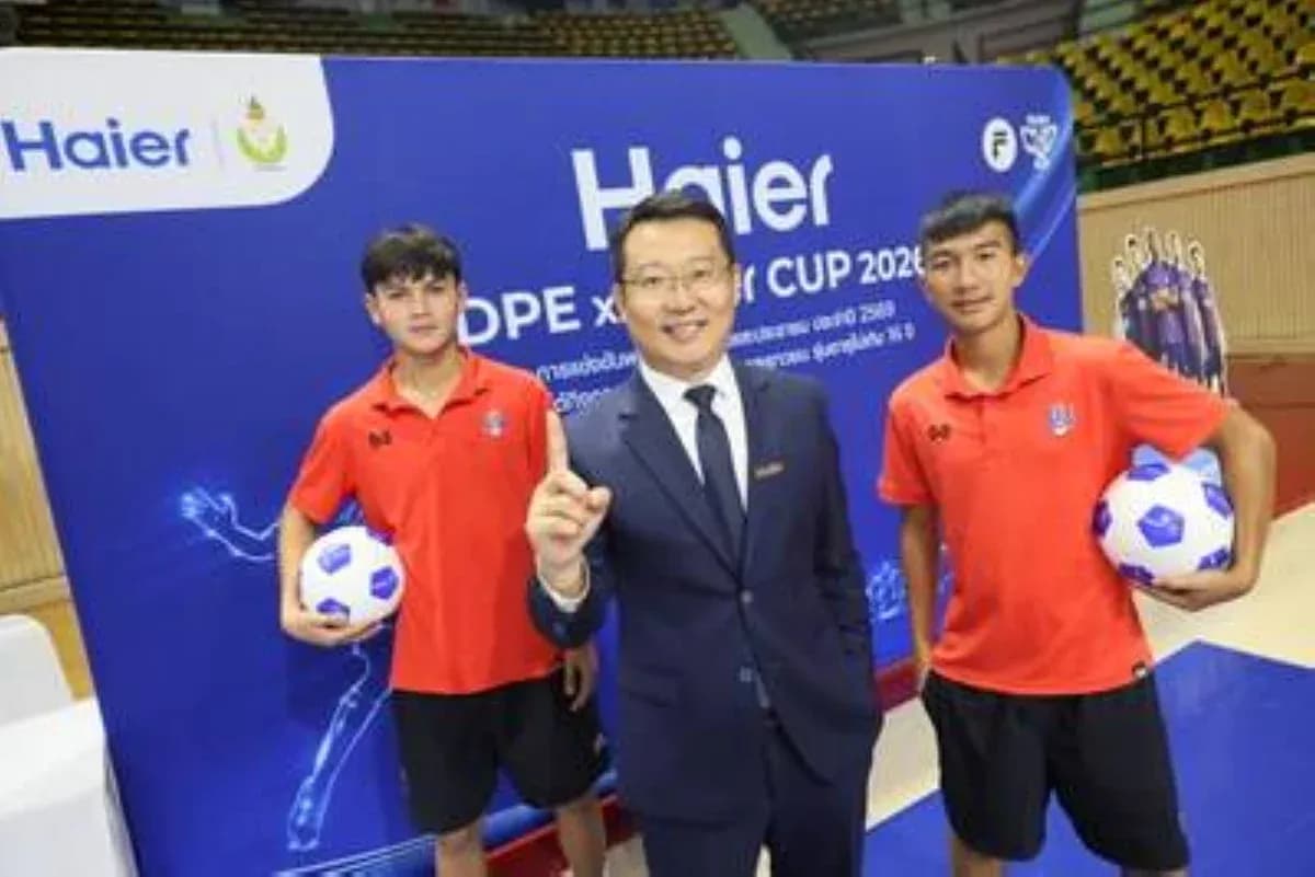 İki futbolçu və mətbuat nümayəndəsi tədbirdə