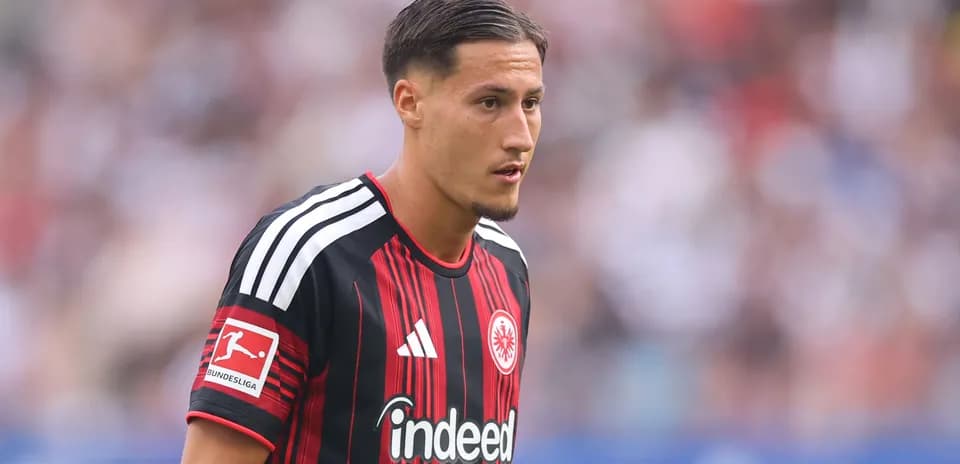 Futbolçu Eintracht Frankfurt formasında sahədə