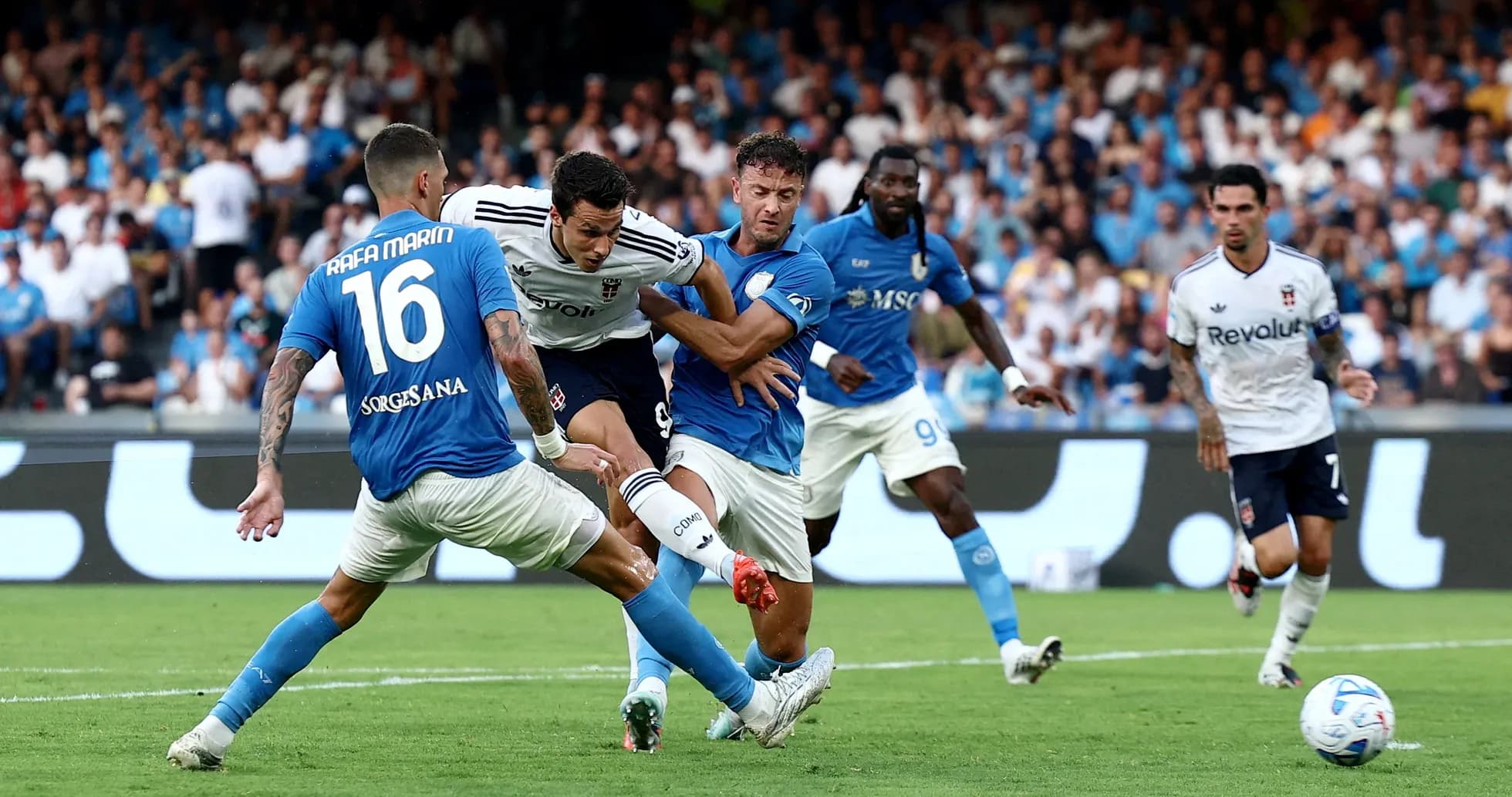 Napoli və Como futbolçuları mübarizə aparır