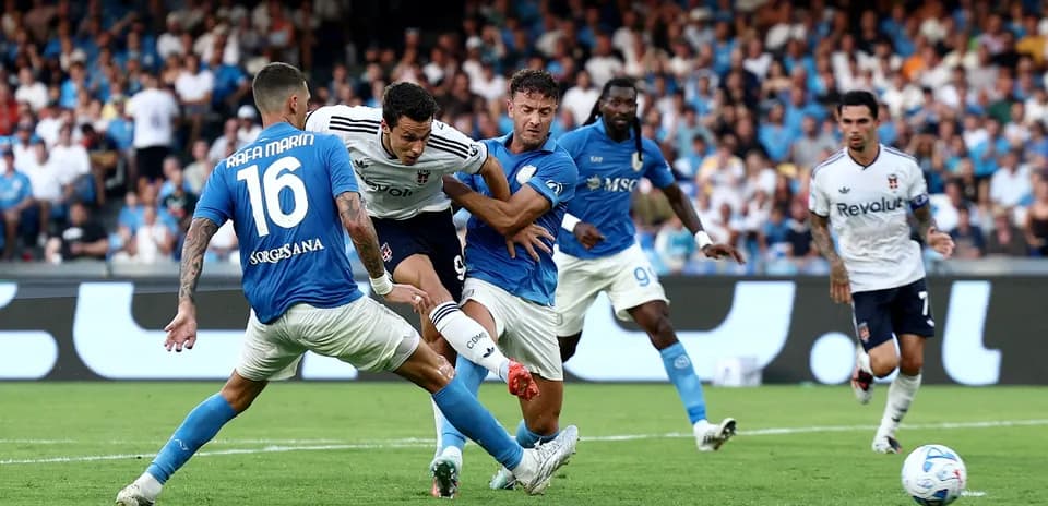 Napoli və Como futbolçuları mübarizə aparır