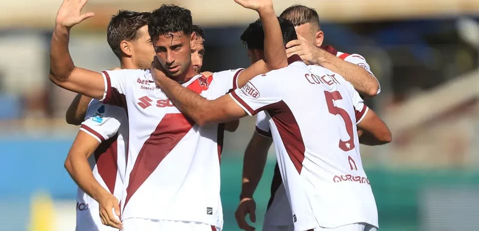 Futbolçuların qol sevinci yaşadığı an