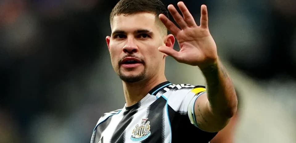 Futbolçu, Newcastle forması ilə əlini qaldırır