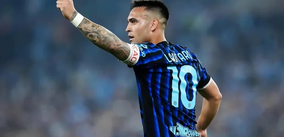 Futbolçu 10 nömrəli forma ilə meydanda