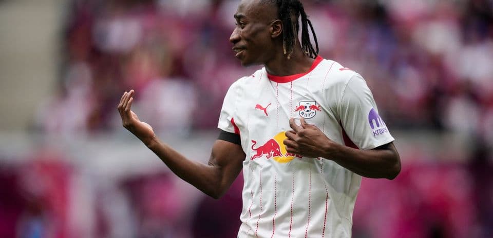Futbolçu oyunda jest edərək müzakirə aparır