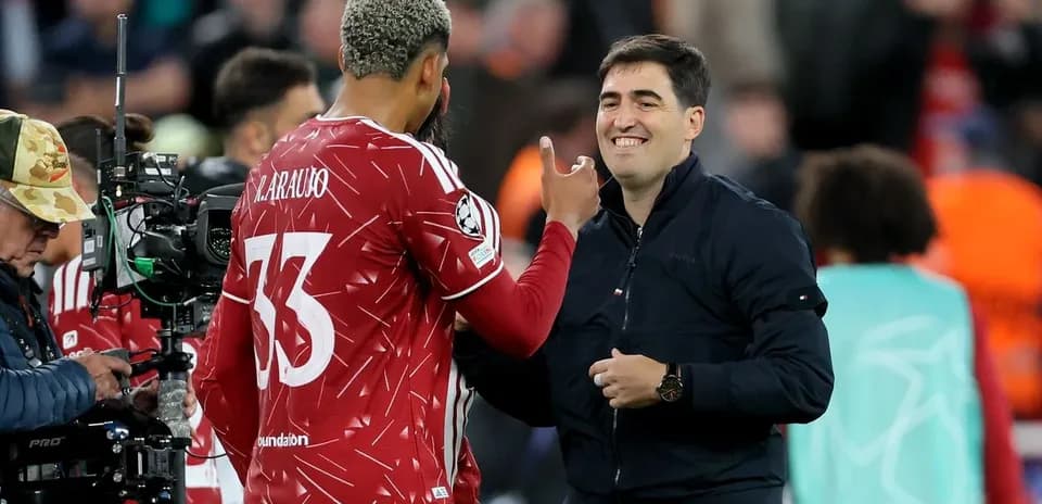 Futbolçu və məşqçi arasında söhbət stadionda