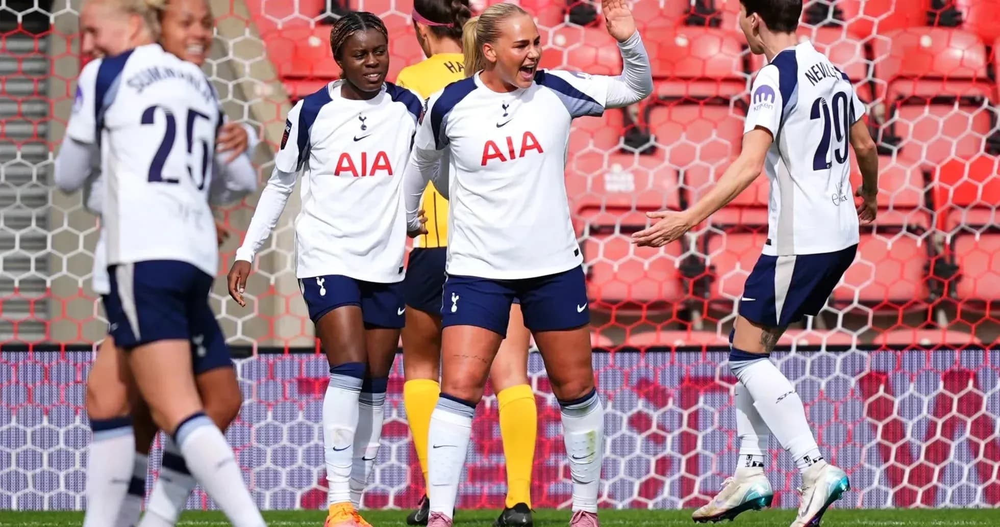 Tottenham Hotspur W futbolçuları qol sevincini yaşayır