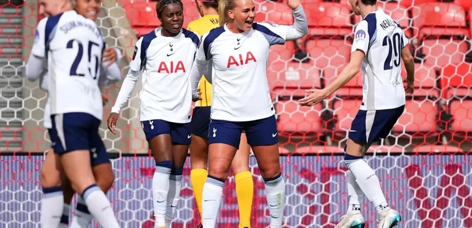Tottenham Hotspur W futbolçuları qol sevincini yaşayır
