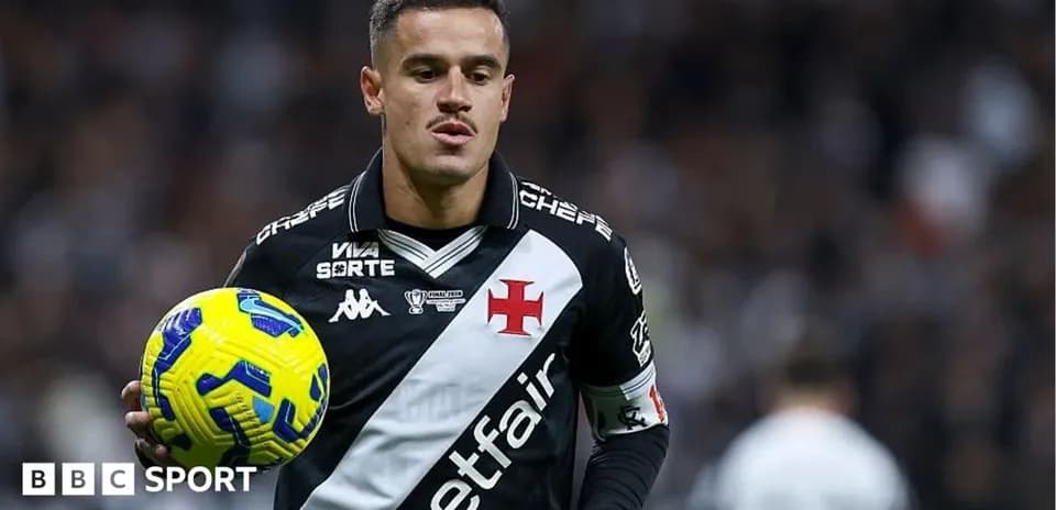 Futbolçu topu tutaraq oyun sahəsində dayanıb