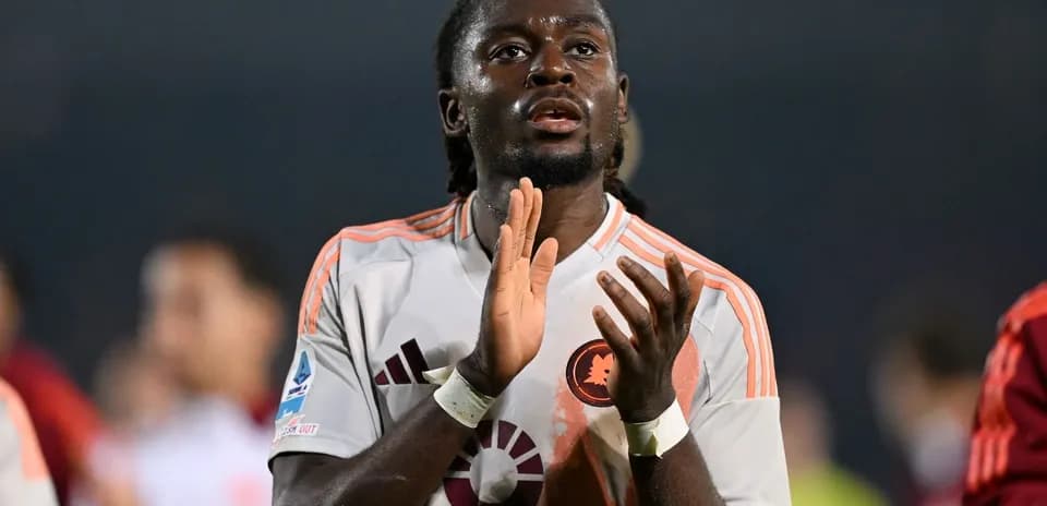 Futbolçu oyundan sonra azarkeşlərə təşəkkür edir