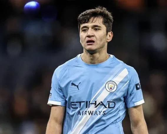 Futbolçu Mançester Siti formasında oyunda