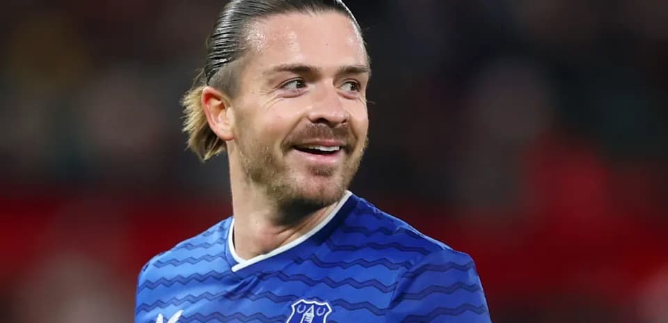 Futbolçu Everton formasında gülərək görünür