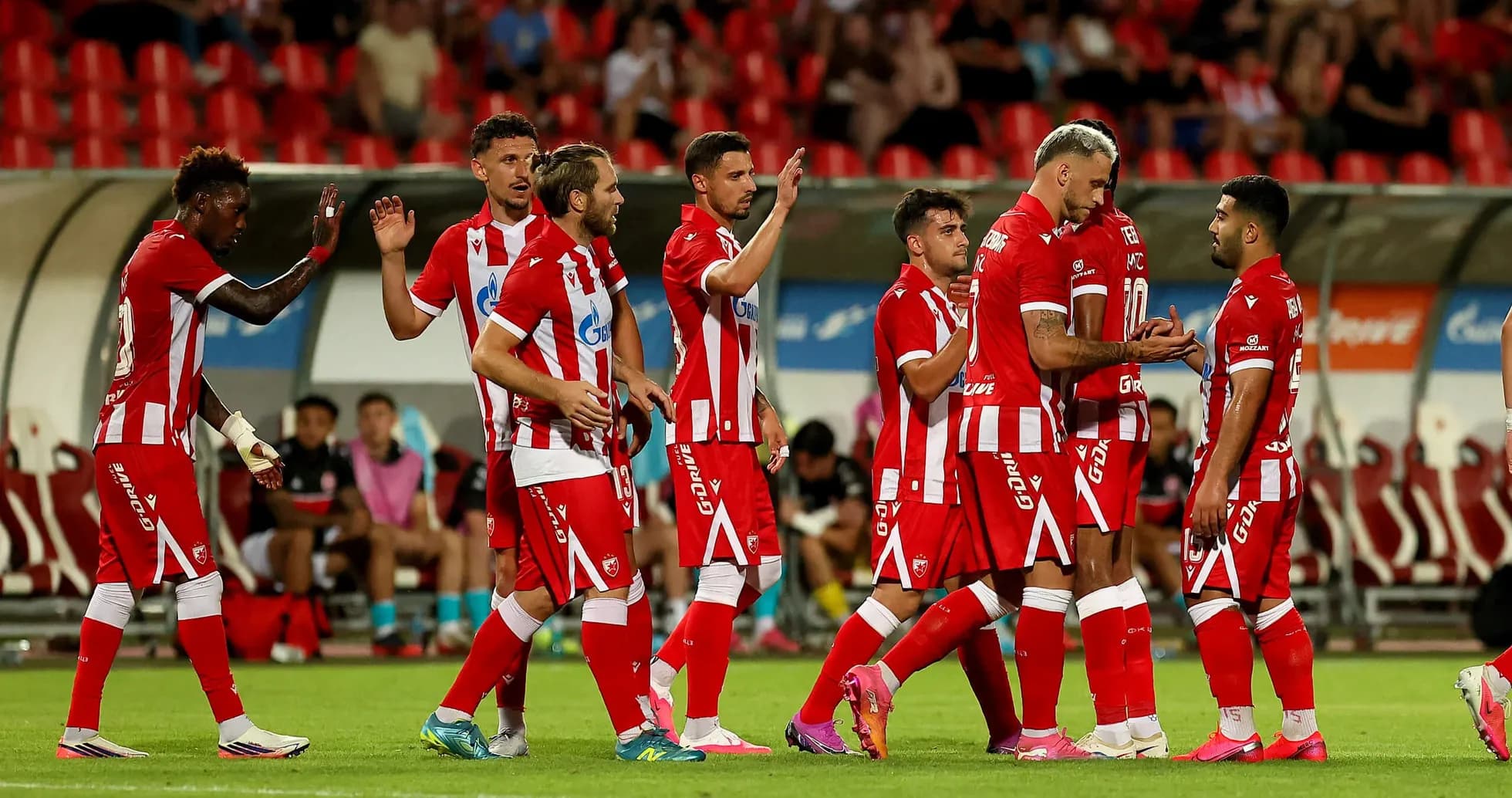 FK Crvena Zvezda futbolçuları bir-biriləri ilə salamlaşır