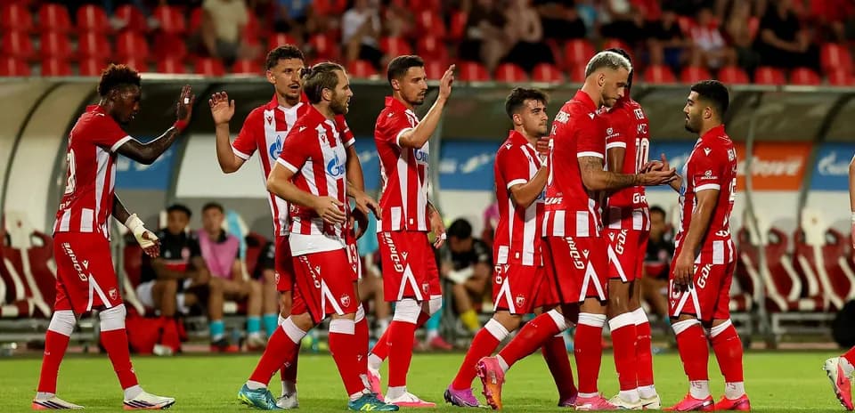 FK Crvena Zvezda futbolçuları bir-biriləri ilə salamlaşır