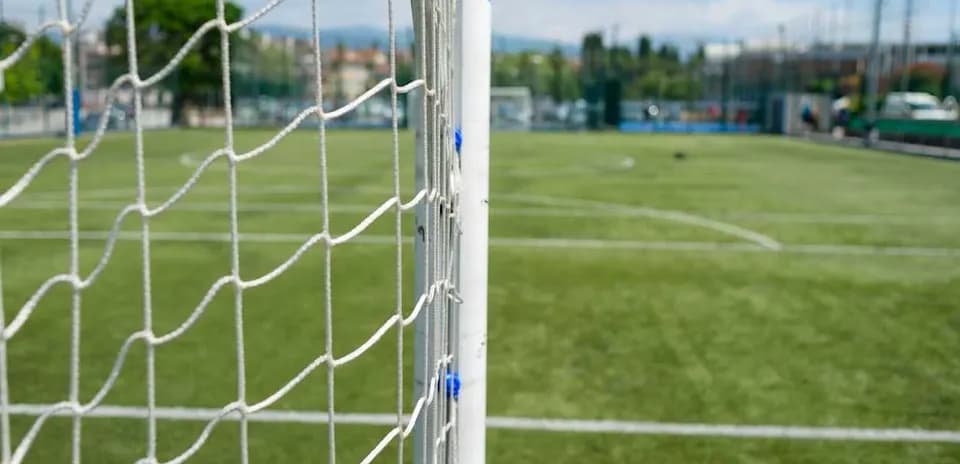 Futbol qapısının toru və yaşıl meydan