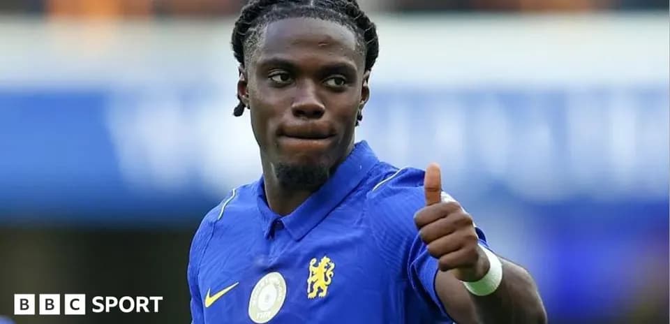 Futbolçu Chelsea formasında barmaqla işarə edir