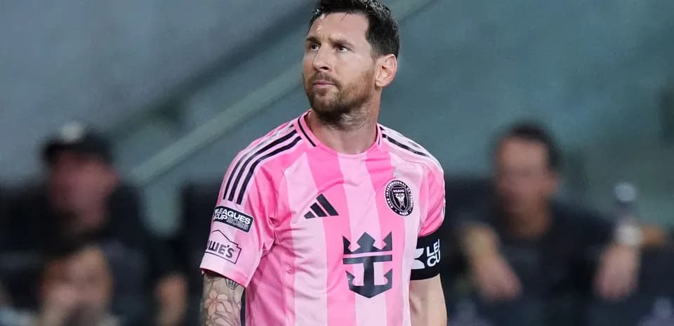 Futbolçu roze forma ilə meydanda durur