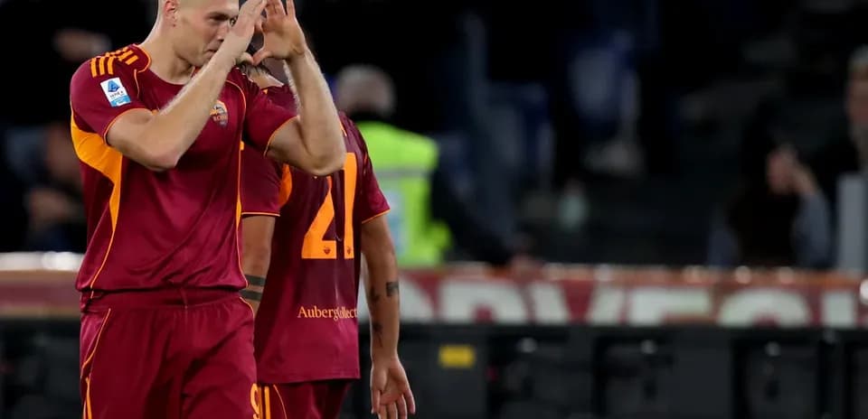 AS Roma oyunçusu sevinci göstərir