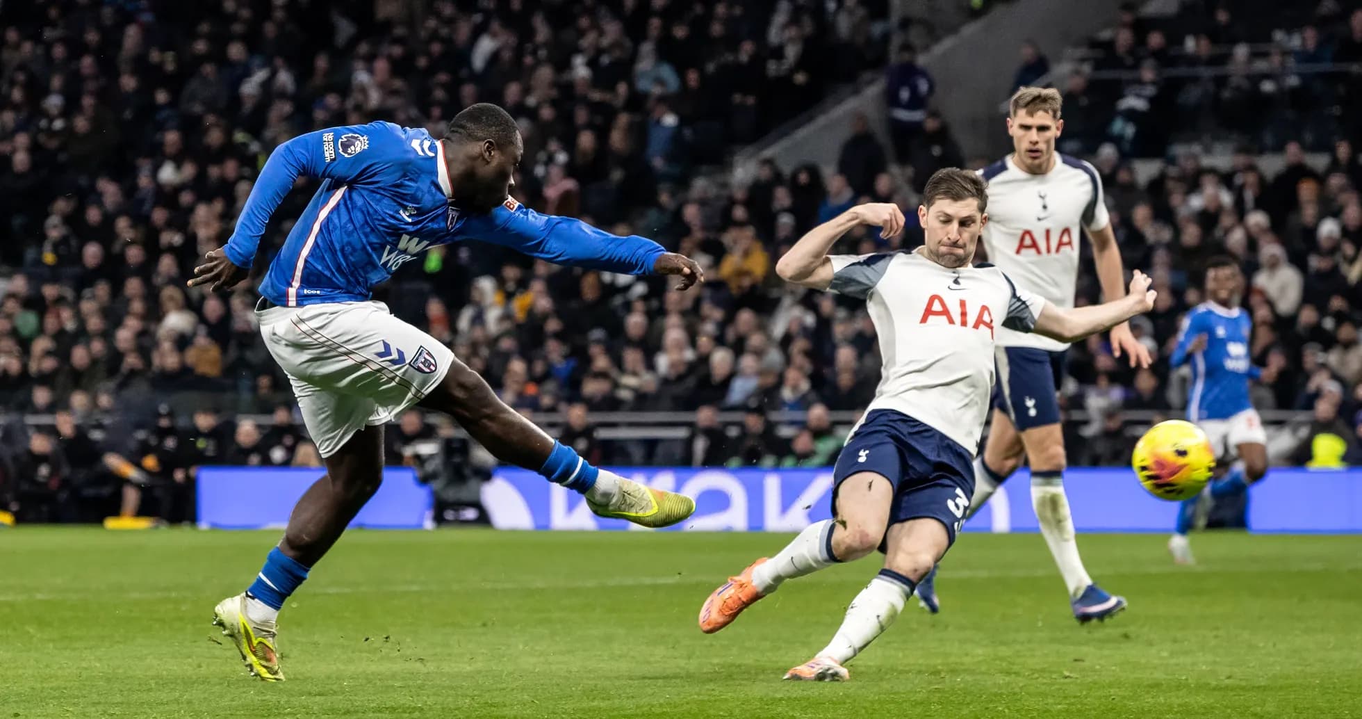 Sunderland və Tottenham arasında top mübarizəsi